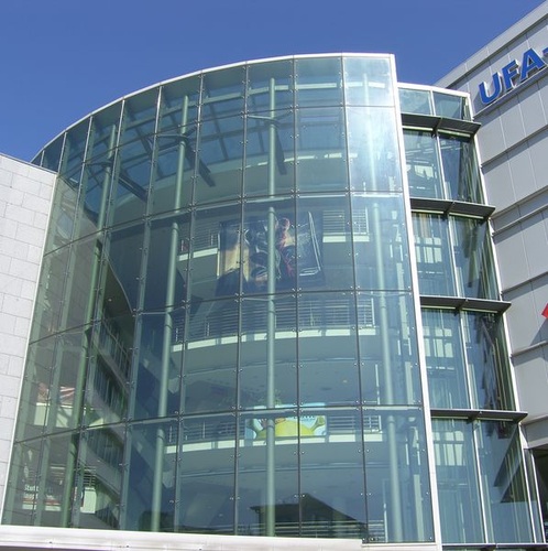 In dieser Fassade des UFA Palastes in Stuttgart werden die Isoliergläser bereits seit 1996 von Punkthaltern getragen. In dieser Fassade des UFA Palastes in Stuttgart werden die Isoliergläser bereits seit 1996 von Punkthaltern getragen.