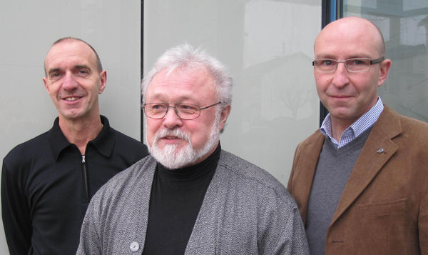 Auf gute Zusammenarbeit (v.i.): Theo Schmitt-Steitz (stellvertretender Schulleiter), Schulleiter Hartmut Lieb und FMK-Geschäftsführer Michael Scheer.