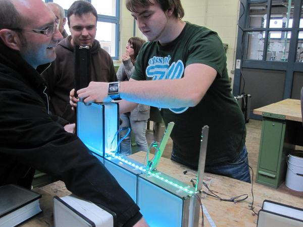 Im lapislux-Glasstein-Workshop wurde gezeigt, wie sich Glassteinwände mit integrierten LEDs aufbauen und lassen. Im lapislux-Glasstein-Workshop wurde gezeigt, wie sich Glassteinwände mit integrierten LEDs aufbauen und lassen.