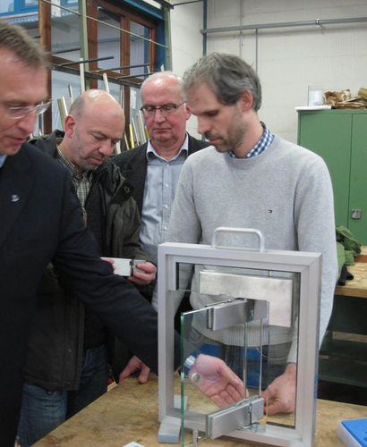 Keine Angst vor Glastüren. Bei dieser Tür (hier im Modell) dient eine bewegliche Finne als Klemmschutz.