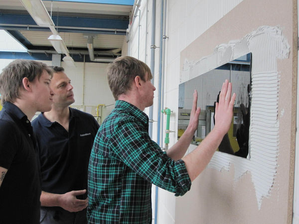 Bei der Montage von Glasfliessen muss der Untergrund druckfest und ganz eben sein. Bei der Montage von Glasfliessen muss der Untergrund druckfest und ganz eben sein.