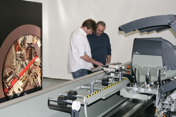 Die Räumlichkeiten in Zell am Aichelberg bieten die Möglichkeiten sich die italienischen Bearbeitungsmaschinen ganz genau anzuschauen. - Daniel Mund / glaswelt.de
