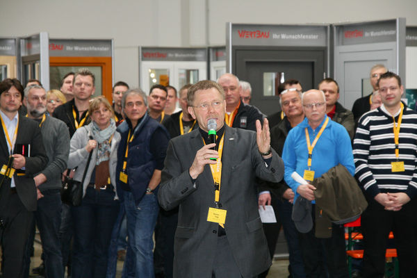 Rainer Taig (mit gelber Krawatte) konnte zum Partnertag über 300 Personen von insgesamt rund 880 Partnern begrüßen. - Daniel Mund / glaswelt.de