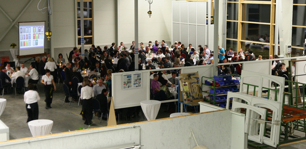 Feiern in der Produktionshalle: Am 16.03. wurde das neue Betriebsgebäude eingeweiht. - Daniel Mund / glaswelt.de