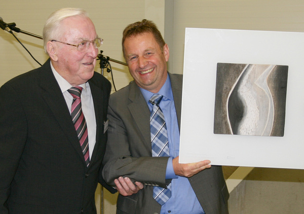 Homag-Gründer Prof. Gerhard Schuler überreichte Jürgen Nestle sein Geschenk aus Holz. "Natürlich aus Holz, denn das ist ja der Werkstoff, der uns verbindet." - Daniel Mund / glaswelt.de