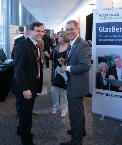 Gute Stimmung in München: Der GlasKongress 2012 wurde von einer kleinen Ausstellung begleitet, die von den Teilnehmern zum regen Informationsaustausch genutzt wurde. - Matthias Rehberger, GLASWELT - © Matthias Rehberger, GLASWELT
