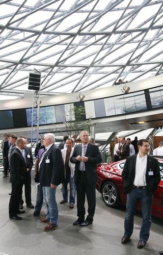 Schöne Autos, interessante Fassade: Teilnehmer der Wintergartentagung in der BMW-Welt. - Daniel Mund / glaswelt.de - © Daniel Mund / glaswelt.de
