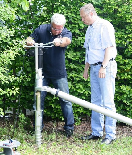 Die Schraubfundamentanbieter Krinner konnten ihr Produkt im Hotelgelände gleich unter Beweis stellen. - Daniel Mund / glaswelt.de