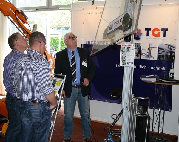 Herr Teupen von TGT im Gespräch mit interessierten Wintergartenbauern. - Daniel Mund / glaswelt.de