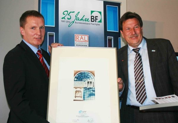 VFF-Geschäftsführer Ulrich Tschorn überreicht BF-Vorstand Thomas Dreisbusch zum Verbandjubiläum ein Präsent. - Matthias Rehberger, GLASWELT
