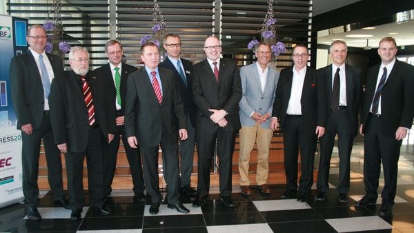 Der Gesamtvorstand des Bundesverbands Flachglas und Vorstandsvorsitzender Thomas Dreisbusch (4. von links). - Matthias Rehberger, GLASWELT
