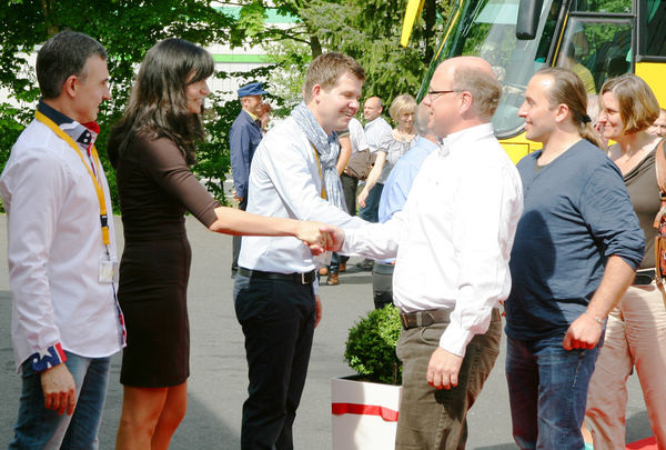 Herzlicher Empfang: Die Firmenfamilie begrüßt die eintreffenden Händlerkunden - Daniel Mund / glaswelt.de