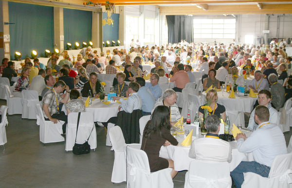 Volle Halle: Wo sonst Fenster auslieferungsbereitgestellt werden, wurde am 11.05. kräftig gefeiert - Daniel Mund / glaswelt.de - © Daniel Mund / glaswelt.de
