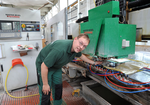 Mit den beiden Intermac Bearbeitungszentren und der vollautomatischen Schraml Bohrmaschine ist die Schleiferei für alle Aufgaben gerüstet.