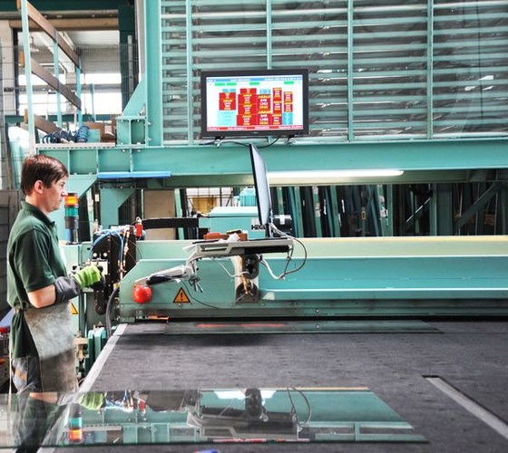 Neue Schneidlinien: der gesamte Float- und VSG-Zuschnitt wird von einer Portalbeschickung aus einem Kompaktlager mit 47 Stellplätzen versorgt.