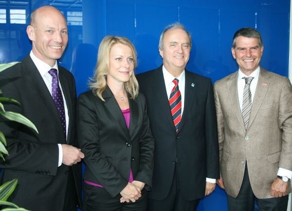 Bei der Vorstellung der glasstec 2012 (v.l.): Alfred Christian Beimdick (VDMA Forum Glastechnik), Birgit Horn, glasstec-Präsident Prof. Dr. Udo Ungeheuer (Vorstandsvorsitzender der Schott AG) und Martin Gutmann, Bundesinnungsmeister des Glashandwerks. - Matthias Rehberger, GLASWELT - © Matthias Rehberger, GLASWELT
