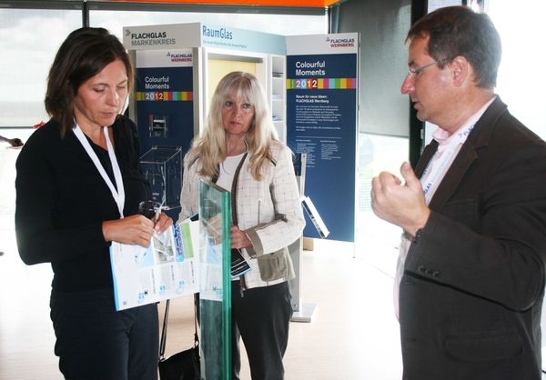 Die rund 120 Teilnehmer informierten sich auch auf den StÃ¤nden der Aussteller. - Matthias Rehberger, GLASWELT