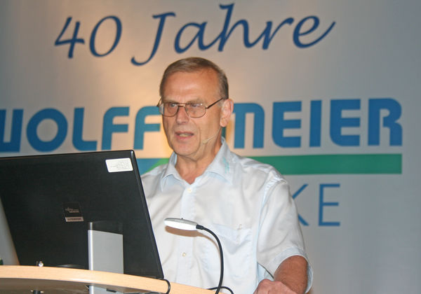 Softwarespezialist Dr. Bernd Wirsam erzählte mit einem zwinkernden Auge die Geschichte des hessischen Glasveredlers. - Matthias Rehberger, GLASWELT