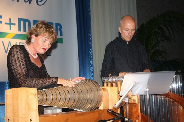 Mit seinen Glasinstrumenten sorgte das Wiener Glasharmonika Duo für die passende Einstimmung zur Jubiläumsfeier. - Matthias Rehberger, GLASWELT - © Matthias Rehberger, GLASWELT
