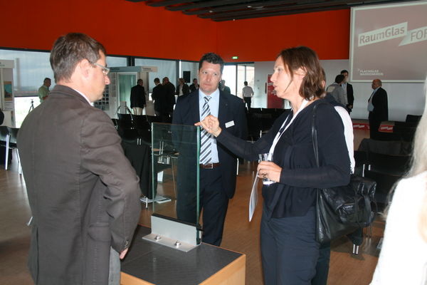 Die rund 120 Teilnehmer informierten sich auch auf den Ständen der Aussteller. - Matthias Rehberger, GLASWELT