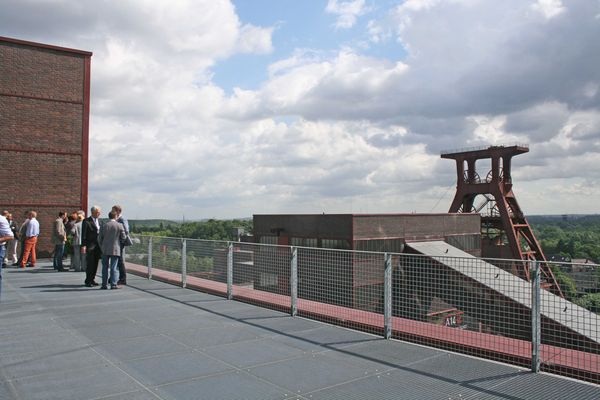 Blick aus dem Tagungsraum: Die Teilnehmer lassen vom Dach der Zeche Zollverein ihren Blick über das Ruhrgebiet schweifen. - Matthias Rehberger, GLASWELT
