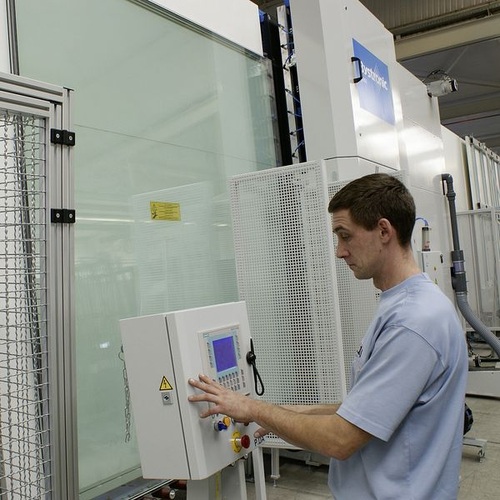 Glas Herzog verfügt über eine hochautomatisierte ISO-Line, auf der Warme Kante Spacer appliziert werden. Die Firma verarbeitet täglich über 20 t Glas und fertigt dabei über 800 ISO-Scheiben. Glas Herzog verfügt über eine hochautomatisierte ISO-Line, auf der Warme Kante Spacer appliziert werden. Die Firma verarbeitet täglich über 20 t Glas und fertigt dabei über 800 ISO-Scheiben.
