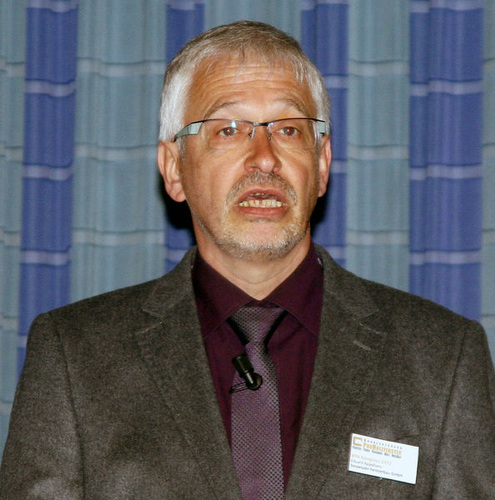 Eduard Appelhans bei der Begrüßung der 170 Teilnehmer in Zeulenroda. - Daniel Mund / glaswelt.de