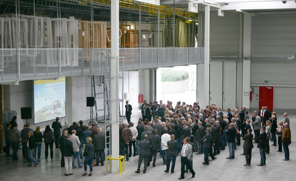 Oben im Bild zu sehen: die Fenster werden von der Produktion über eine Brücke in die Lackierhalle transportiert. - Daniel Mund / glaswelt.de