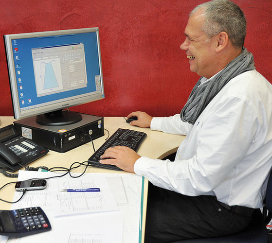 So macht die Arbeit Spaß: Seit der Einführung der ERP-Software ALFAK ist die Auftrags-Erfassung sicherer und einfacher geworden. Einmal mit ALFAK erfasst, stehen alle Daten zur Weiterverarbeitung und Auswertung in allen Abteilungen zur Verfügung.