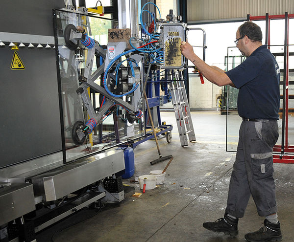 Auf der großen Lisec Linie fertigt Glas Peters hochwertige Funktions-Isoliergläser bis zu 5 x 3 m Größe.
