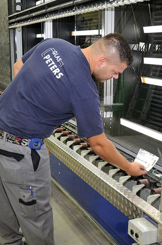 An der Visitierstation: Per ALCIM Barcode-Etikett, das von der Isolierglas-Linie ausgelesen wird, ist jede Einheit sicher identifizierbar und kann in korrekter Reihenfolge der Versandlogistik zugeführt werden.