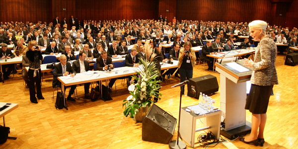 Auch Oberbürgermeisterin Gabriele Bauer gratulierte zur 40jährigen ift-Geschichte. - Daniel Mund / glaswelt.de