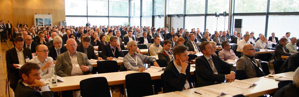 Gerade im Vortragsblock "Markt und Trends" war auch der zweite Saal im Kuko in Rosenheim voll besetzt. - Daniel Mund / glaswelt.de