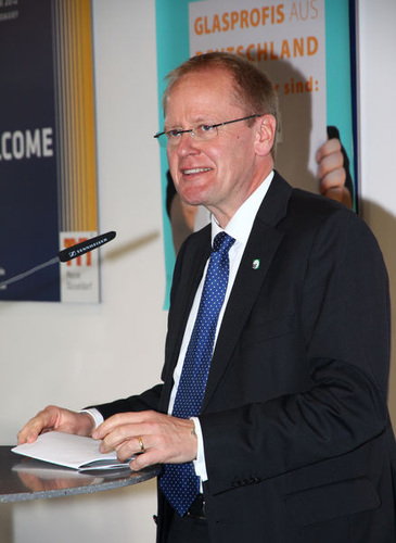 Die Laudatio auf die Preisträger hielt Jochen Grönegräs, der Geschäftsführer des Bundesverbands Flachglas. - Jörg Pfäffinger, GLASWELT - © Jörg Pfäffinger, GLASWELT
