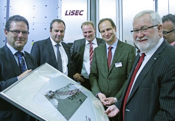 Auf der glasstec besiegelten Hans Franke (ganz r.) von Energy Glas und Othmar Sailer (2. v. r.) den Kauf des ersten Lisec-Vorspannofens für Deutschland. - Matthias Rehberger, GLASWELT