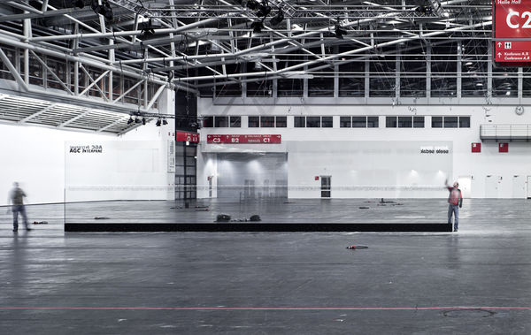 Ein VSG der Superlative: 14.000 mm lang und 3200 mm hoch, die beschichtete VSG-Scheibe (aus 2 x 12 mm TVG) von AGC Interpane.