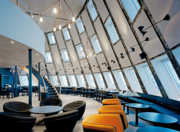 Das Gebäude besteht aus zwei Stockwerken. Durch zahlreiche Velux Dachfenster dringt das besondere Nordlicht in den Innenraum und erzeugt eine wohnliche Atmosphäre. - Åke Lindmann/Velux