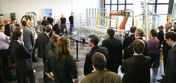 Kompakte Klebestation: Mit dem Robotor lässt sich die Glasscheibe im Rahmen positionieren und direkt im Anschluss verkleben. - Daniel Mund / glaswelt.de