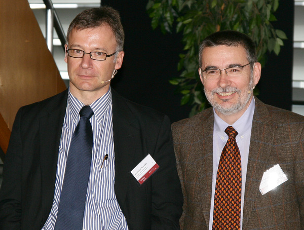 Peter Schober (r.) von der Holzforschung Austria und Christoph Rellstab, der Leiter der Berner Fachhochschule - Daniel Mund - © Daniel Mund
