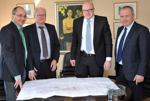 Sie freuen sich über das erfolgreich umgesetzte Projekt (v.l.): Dr. Klaus Mühlhans, Projekt-Supervisor A+W; Manfred Vollbracht, Projekt-Supervisor und Geschäftsführer von Hegla; Michael Dobbe, Geschäftsführer Teuto-Glas; Heiko Schuh, Vertrieb A+W.