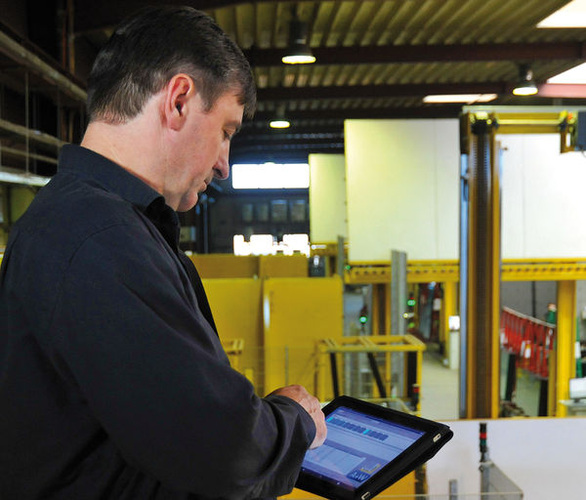 A+W Production Cockpit mobil: Betriebsleiter Mico Miljic überwacht den Zuschnitt aus einem anderen Produktionsbereich per Remote-Zugriff via iPad.