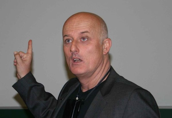 Über VSG und die Möglichkeiten, einzelne Glasplatten zu einer Maxischeibe zusammenzusetzten referierte Erich Trösch von Glas Trösch. - Matthias Rehberger, GLASWELT