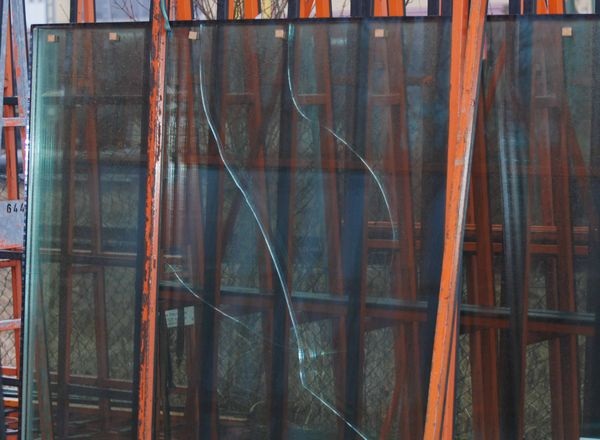 Glasbruch durch falsch gesetzte Korkdistanzplättchen, die nicht hinter, sondern neben den Spannlatten sitzen. - Ekkehard Wagner