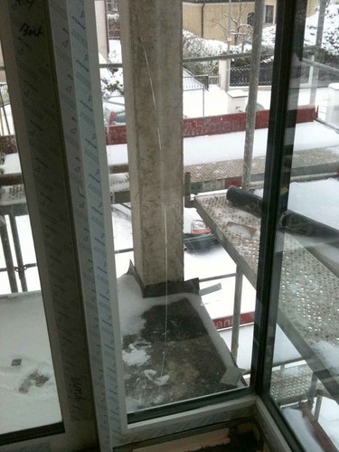 Dieses ISO wurde im Herbst vor Wintereinbruch verglast. Im Winter bei extremer Kälte im ungeheizten Bau kam es durch Unterdruck zum Glasbruch bei dieser Isolierglaseinheit, die zudem ein extrem schlechtes Seitenverhältnis aufweist. - Ekkehard Wagner