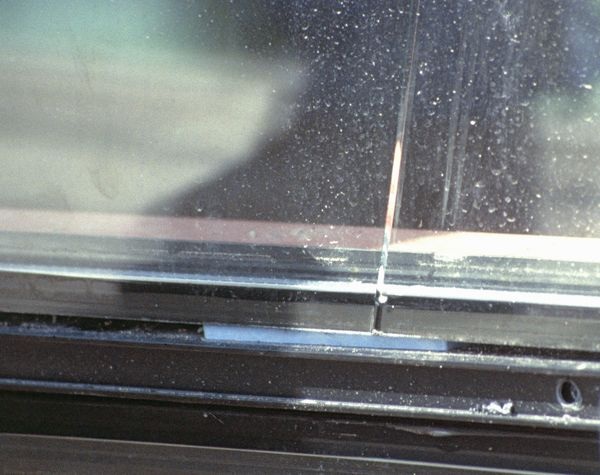 Falsch gesetzter, zu schmaler Klotz verursacht den Glasbruch durch hohen Druck auf die Glasinnenkante nach dem Verglasen; Bruch noch während der Bauphase. - Ekkehard Wagner