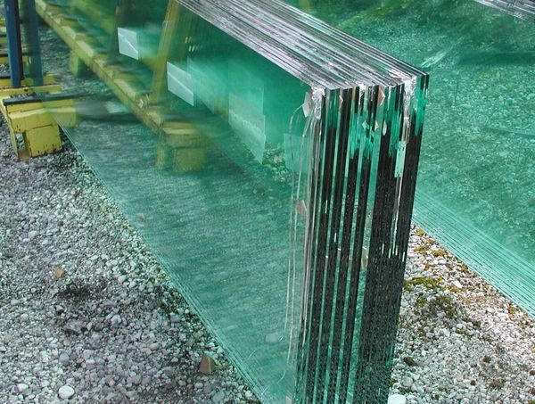 Kantenbeschädigung an der Baustelle an 5,5 m langen VSG-Einheiten aus 2 x TVG. - Ekkehard Wagner - © Ekkehard Wagner
Kantenbeschädigung an der Baustelle an 5,5 m langen VSG-Einheiten aus 2 x TVG. - Ekkehard Wagner - © Ekkehard Wagner