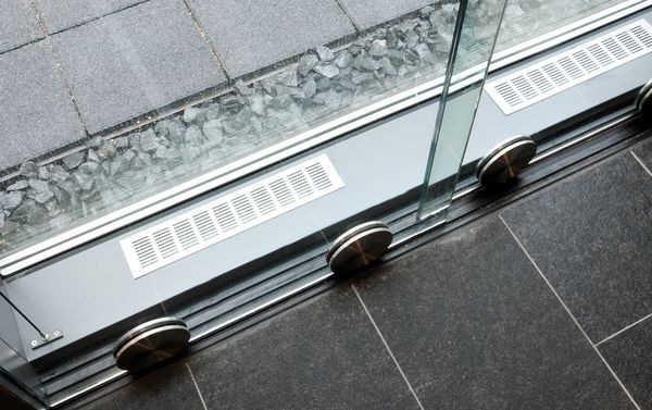 Die sonnenerwärmte Luft aus dem Zwischenraum von Fassadengläsern und verschiebbaren Mono-Scheiben wird in der kalten Jahreszeit zu Heizzwecken genutzt. - Lindner-Gruppe