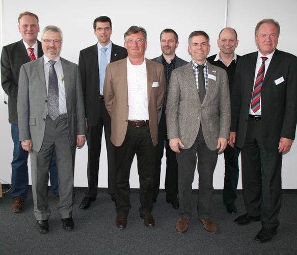 Vertreter der Projektbeteiligten (v.l): Elmar Dohmann (Energy Glas), Erik Fischer (Kurz & Fischer), Thorsten Weber (Veka), Michael Madecki (Walter Stickling Fensterbau), Dr. Helmut Weinläder (ZAE), Frank Wörmann (Tremco- illbruck), Thilo Graf (Roto Frank Bauelemente), Projektkoordinator Siegfried Glaser (Glaser FMB). - Matthias Rehberger, GLASWELT