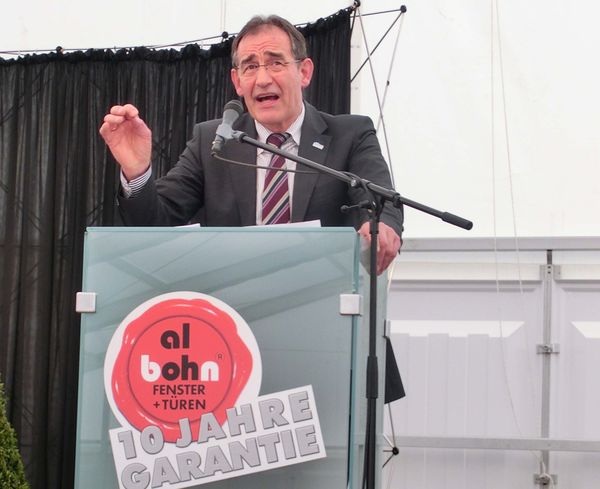 VFF-Präsident Bernhard Helbing lobte den Weitblick des Unternehmers Bohn. - Olaf Vögele, glaswelt.de