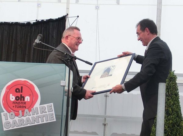 Bernhard Helbing überreichte Alfred Bohn eine Ehrenurkunde des VFF. - Olaf Vögele, glaswelt.de